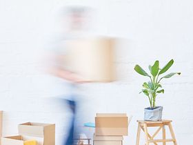 Mann verschwommen Umzugskartons Wohnung