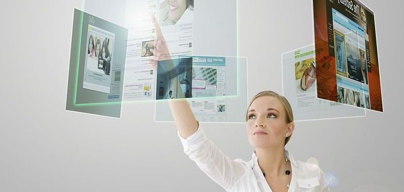Frau klickt auf virtuellen Screen