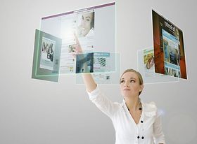 Frau klickt auf virtuellen Screen