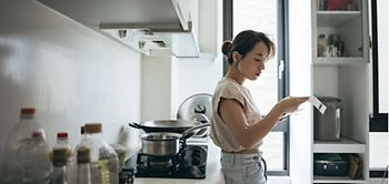 Frau Küche Rechnung Energiekosten