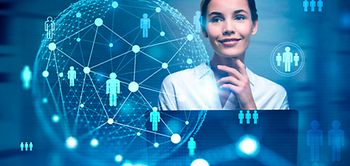 Frau lächelnd vor Laptop, digitale Vernetzung