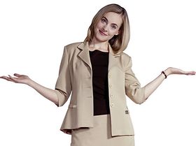 Frau lächelt breitet Arme aus