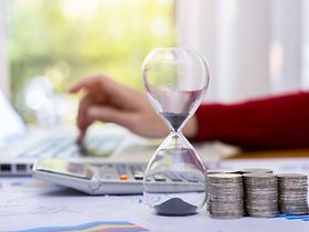 Frau Laptop Sanduhr Eieruhr Taschenrechner Geld