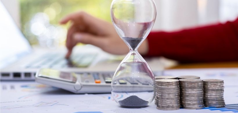 Frau Laptop Sanduhr Eieruhr Taschenrechner Geld