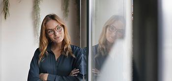 Frau lehnt an Fenster (1)