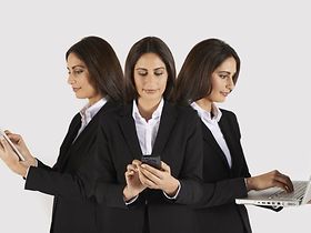 Frau macht 3 Sachen gleichzeitig