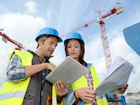 Frau Mann Architekt Ingenieur Kran Baustelle