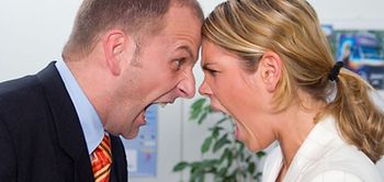 Frau & Mann schreien sich an, Büro