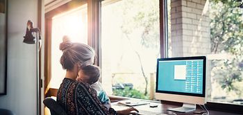 Frau mit Baby auf dem Arm