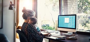 Frau mit Baby auf dem Arm
