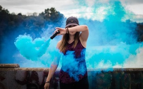 Frau mit blauer Rauchfackel