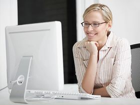 Frau mit Brille vor Bildschirm
