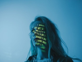 Frau mit Daten im Gesicht