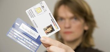 Frau mit elektronischen Gesundheitskarten