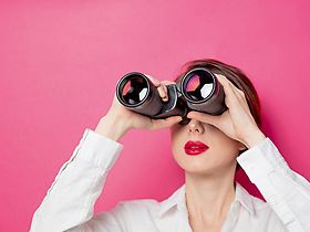 Frau mit Fernglas_Ausblick