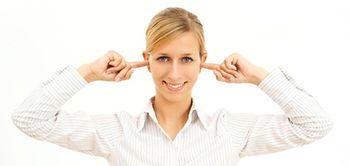 Frau mit Fingern in den Ohren