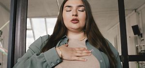 Frau mit geschlossene Augen