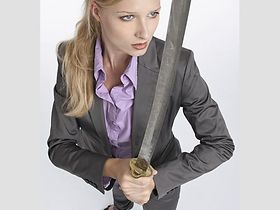 Frau mit grossem Samuraischwert