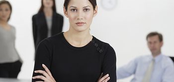 Frau mit Gruppe im Hintergrund