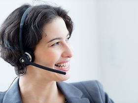 Frau mit Headset