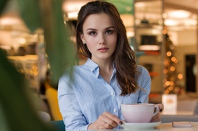Frau mit Kaffee an Tisch