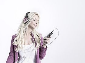 Frau mit Kopfhörer und Handy