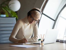 Frau mit Kopfhörern arbeiten