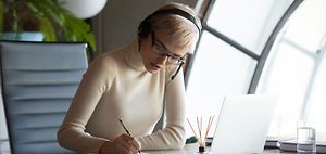 Frau mit Kopfhörern arbeiten