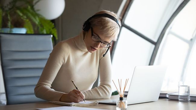 Frau mit Kopfhörern arbeiten