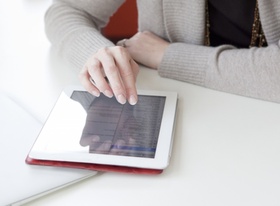 Frau mit Rechnungsübersicht auf Tablet (2)