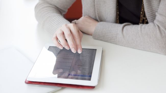 Frau mit Rechnungsübersicht auf Tablet