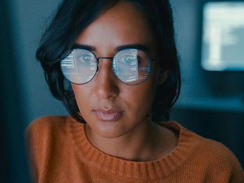 Frau mit Spiegelnder Brille