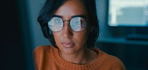 Frau mit Spiegelnder Brille