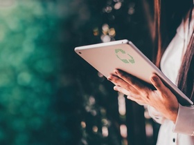 Frau mit Tablet Nachhaltigkeit
