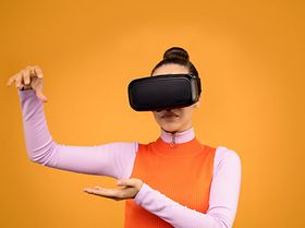 Frau mit VR-Brille