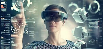 Frau mit VR-Brille arbeitet an transparentem Touchscreen
