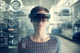 Frau mit VR-Brille blickt zuversichtlich in die Kamera