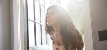 Frau öffnet Tür Wohnung Ferienwohnung Haus 