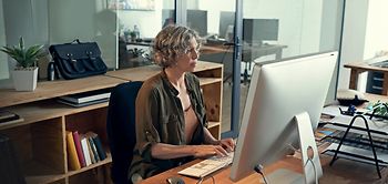 Frau prüft Antrag in modernem Büro