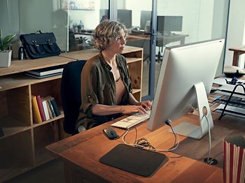 Frau prüft Antrag in modernem Büro