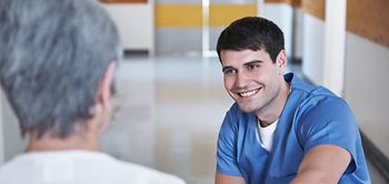 Frau Rollstuhl Pfleger Krankenhaus Pflege