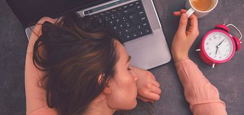 Frau schläft auf Notebook