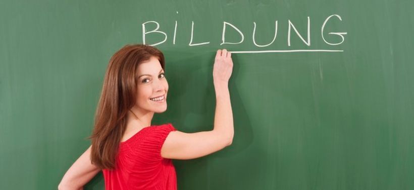 Frau schreibt Wort Bildung an eine Tafel