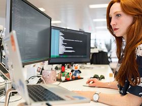 Frau Schreibtisch Büro Computer Bildschirm