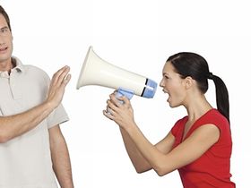 Frau schreit Mann mit Megafon an