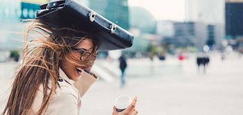 Frau Stadt Wind Aktentasche Resilienz