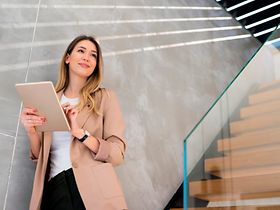 Frau, Tablet, Treppe, Zufriedenheit
