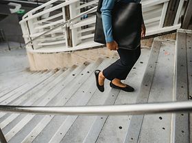 Frau Treppe Business Gleichstellung