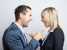 Frau und Mann in Business Kleidung schreien sich an