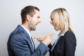 Frau und Mann in Business Kleidung schreien sich gegenseitig an